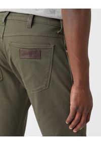 Wrangler - SPODNIE MĘSKIE WRANGLER LARSTON MOSS GREEN W18S36221 112141209 #3