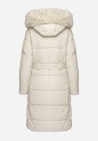 Born2be - Biała Pikowana Kurtka z Odpinanym Kapturem z Futerkiem Innalisse. Okazja: na co dzień, do pracy, na spotkanie biznesowe. Kolor: biały. Materiał: futro. Długość rękawa: długi rękaw. Długość: długie. Styl: biznesowy, casual, elegancki #2