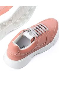PREMIUM BASICS - Różowe sneakersy z logo. Kolor: różowy, wielokolorowy, fioletowy. Materiał: poliester. Wzór: aplikacja #6