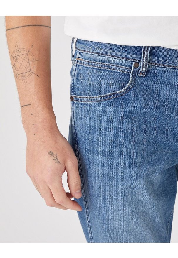 Wrangler - WRANGLER GREENSBORO MĘSKIE SPODNIE JEANSOWE DUSKY CLOUD W15QYJ38R 112145842