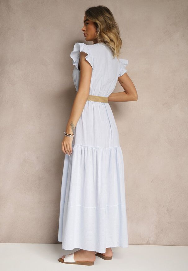 Renee - Jasnoniebieska Rozkloszowana Sukienka z Bawełny w Stylu Boho z Paskiem z Klamrą Iffarisa. Okazja: na co dzień. Typ kołnierza: dekolt w serek. Kolor: niebieski. Materiał: bawełna. Sezon: wiosna, lato. Typ sukienki: rozkloszowane. Styl: boho