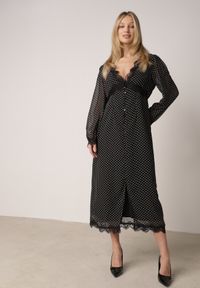 Born2be - Czarna Sukienka w Kropki z Koronką i Transparentnymi Rękawami Hetiera. Okazja: na co dzień. Kolor: czarny. Materiał: koronka. Wzór: kropki, koronka. Styl: casual, klasyczny #1