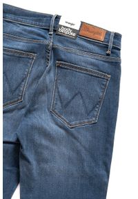 Wrangler - WRANGLER HIGH RISE BOOTCUT MISTY BLUE W27UU486L. Stan: podwyższony. Wzór: aplikacja #3