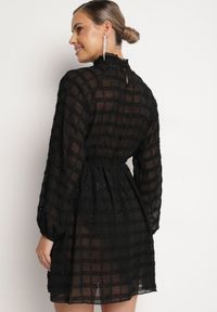 Born2be - Czarna Połyskująca Sukienka o Rozkloszowanym Kroju ze Stójką i Elastyczną Gumką w Pasie Venaraelle. Typ kołnierza: kołnierzyk stójkowy. Kolor: czarny. Wzór: aplikacja. Typ sukienki: rozkloszowane. Styl: klasyczny #5