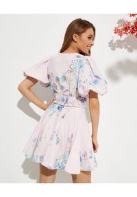 HEMANT & NANDITA - Liliowa sukienka Sahar. Kolor: różowy, wielokolorowy, fioletowy. Materiał: bawełna, len. Wzór: kwiaty, aplikacja, nadruk. Długość: mini