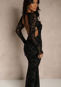 Renee - Czarna Sukienka VICES Bodycon z Siateczki Ozdobionej Wzorem w Kwiaty Rivita. Okazja: na imprezę. Typ kołnierza: dekolt kwadratowy. Kolor: czarny. Wzór: kwiaty, aplikacja. Typ sukienki: bodycon. Styl: elegancki