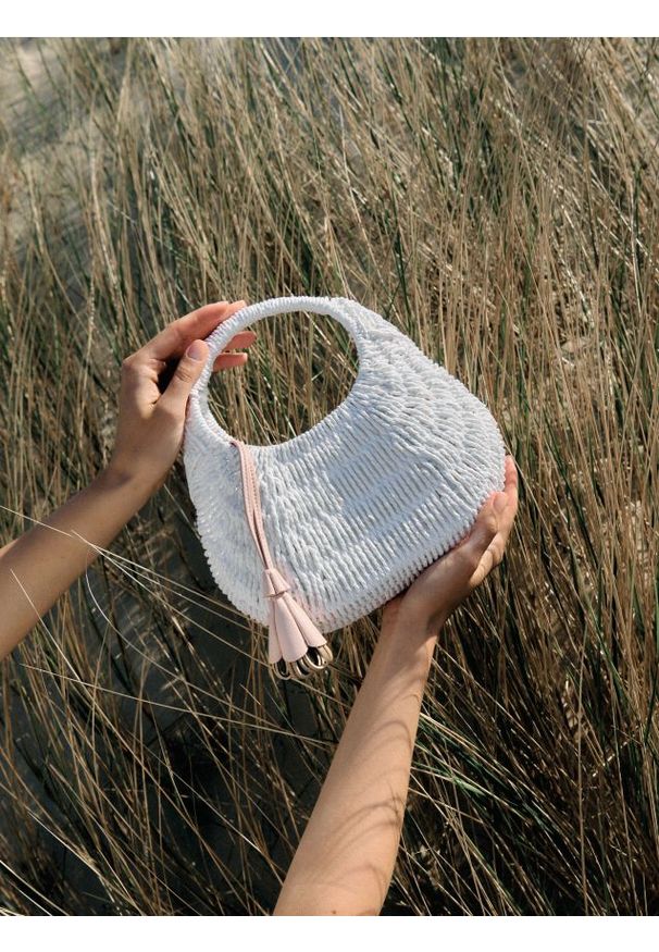 Reserved - Pleciona torebka z zawieszką - biały. Kolor: biały