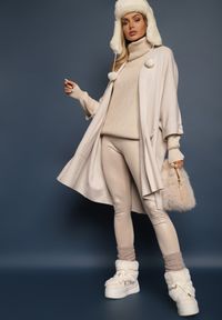 Renee - Jasnobeżowy Kardigan Bez Zapięć Ozdobiony Guzikami i Wsuwanymi Kieszeniami Asindra. Okazja: na co dzień. Kolor: beżowy. Materiał: jeans. Wzór: aplikacja. Styl: elegancki, casual #3