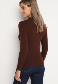 Born2be - Brązowy Prążkowany Golf z Wycięciem Przy Dekolcie z Cyrkoniami Wokół Merithias. Okazja: na co dzień. Typ kołnierza: golf. Kolor: brązowy. Materiał: prążkowany. Wzór: aplikacja. Sezon: zima, jesień. Styl: casual, elegancki #3