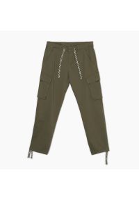 Cropp - Zielone spodnie straight cargo - Khaki. Kolor: brązowy