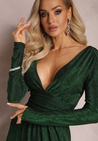 Renee - Zielona Rozkloszowana Sukienka Maxi z Błyszczącego Materiału z Drapowaniem w Talii Kizzetta. Kolor: zielony. Materiał: materiał. Długość: maxi