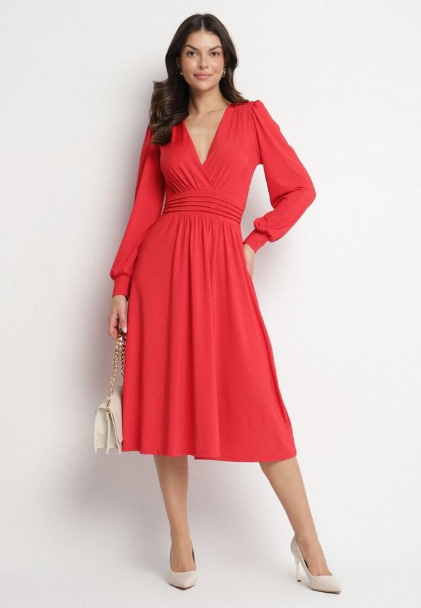 Born2be - Czerwona Rozkloszowana Sukienka z Wiskozą o Kopertowym Kroju Selwenna. Okazja: na co dzień. Typ kołnierza: dekolt w kształcie V. Kolor: czerwony. Materiał: wiskoza. Typ sukienki: kopertowe. Styl: casual