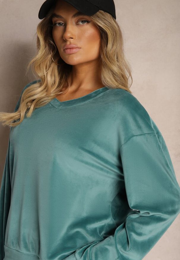 Renee - Ciemnozielony Komplet Dresowy z Weluru Luźna Bluza z Dekoltem w V i Elastyczne Spodnie z Kieszeniami Esparkia. Kolor: zielony. Materiał: welur, dresówka