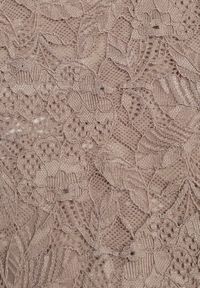 Renee - Brązowa Bluzka z Koronki Ozdobiona Rozkloszowanymi Rękawami i Falbanką na Dole Sanovia. Okazja: na co dzień. Kolor: brązowy. Materiał: koronka. Wzór: aplikacja, koronka. Styl: casual, elegancki #7