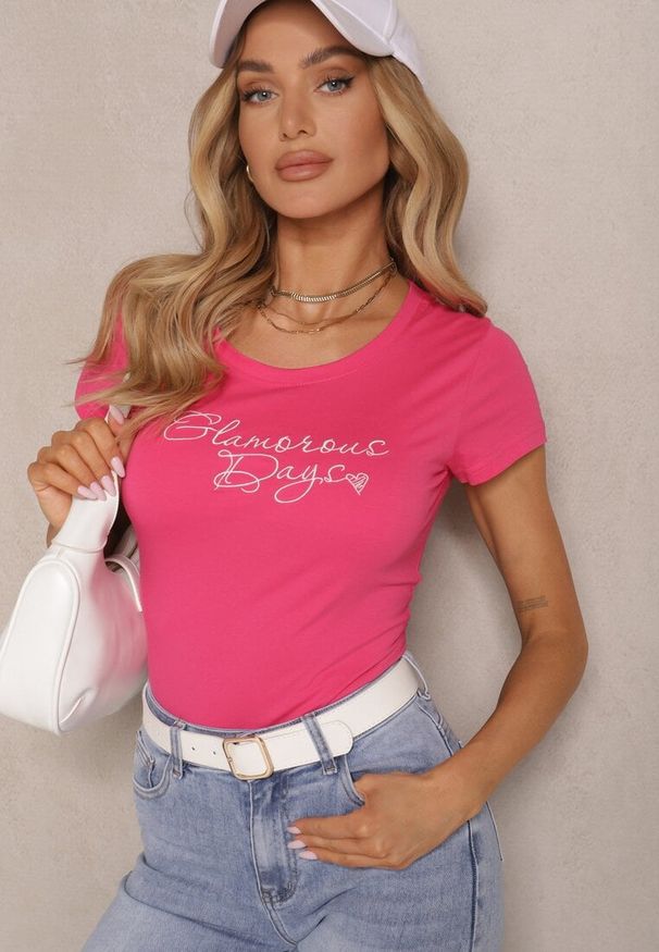 Renee - Fuksjowy Bawełniany T-shirt Ozdobiony Napisem Melsemi. Okazja: na co dzień. Kolor: różowy. Materiał: bawełna. Wzór: aplikacja, napisy. Styl: klasyczny, elegancki, casual