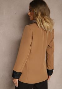 Renee - Brązowa Taliowana Marynarka Ozdobiona Klapami Evelhiria. Okazja: na co dzień. Kolor: brązowy. Materiał: jeans. Wzór: aplikacja. Styl: klasyczny, elegancki, casual #4