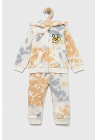 Guess dres bawełniany niemowlęcy kolor beżowy. Okazja: na co dzień. Kolor: beżowy. Materiał: bawełna, dresówka. Długość: długie. Styl: casual #1