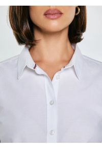 Big-Star - Koszula damska klasyczna biała Hansai 101. Okazja: na spotkanie biznesowe, do pracy. Typ kołnierza: kołnierzyk klasyczny. Kolor: biały. Materiał: bawełna. Długość rękawa: długi rękaw. Długość: długie. Wzór: ze splotem. Styl: klasyczny #2