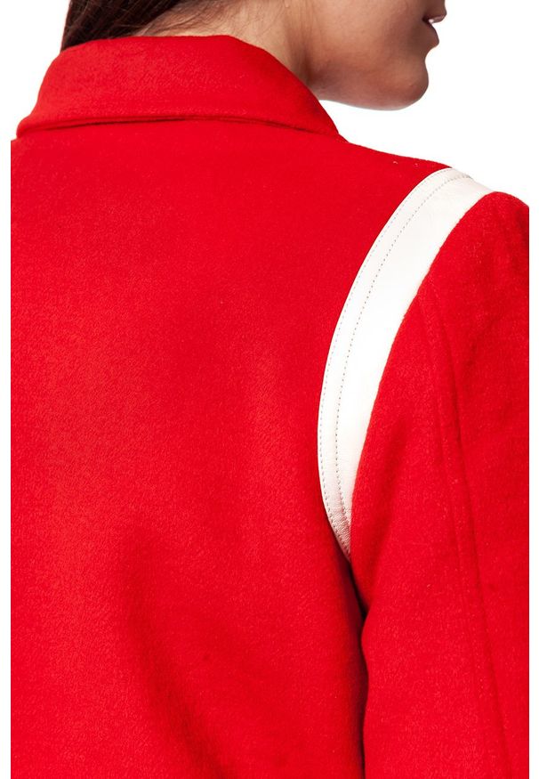 Wrangler - DAMSKA KURTKA PRZEJŚCIOWA WRANGLER BOMBER JACKET SALSA RED W4130VUWN 112128766. Materiał: skóra ekologiczna. Wzór: aplikacja. Sezon: lato