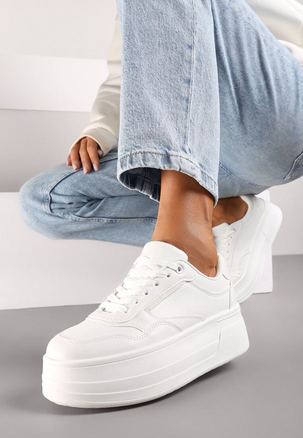 Renee - Białe Sneakersy na Platformie Ozdobionej Tłoczeniem Vaiviera. Okazja: na co dzień, na spacer. Kolor: biały. Materiał: jeans. Wzór: aplikacja. Obcas: na platformie. Sport: turystyka piesza