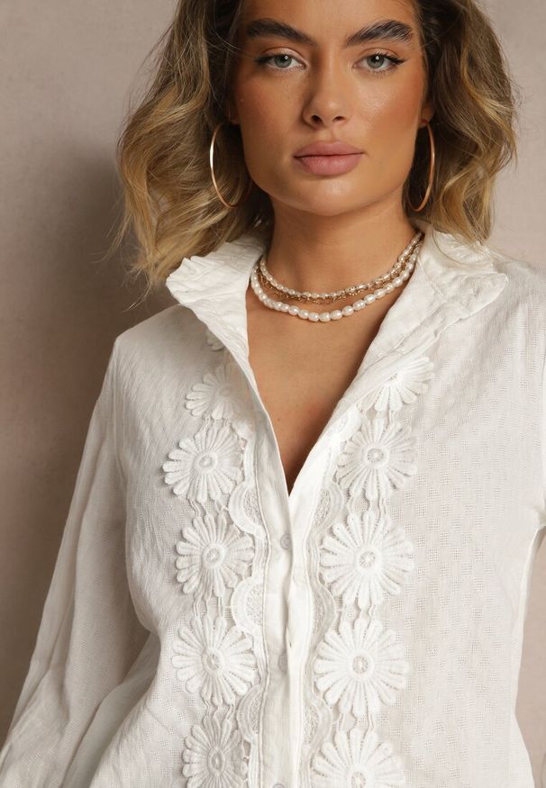 Renee - Biała Koszula z Koronką i Kołnierzem Ranamas. Kolor: biały. Materiał: koronka. Długość rękawa: długi rękaw. Długość: długie. Wzór: koronka. Styl: klasyczny
