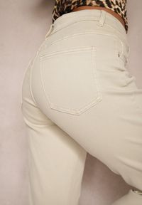 Renee - Beżowe Jeansy Mom Fit High Waist Kasena. Okazja: na co dzień. Stan: podwyższony. Kolor: beżowy. Styl: klasyczny, casual
