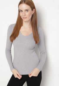 Born2be - Szary Dopasowany Sweter z Nieregularnym Dekoltem w Serek Fenarela. Okazja: do pracy, na spotkanie biznesowe, na co dzień. Typ kołnierza: dekolt w serek. Kolor: szary. Materiał: jeans. Styl: biznesowy, casual