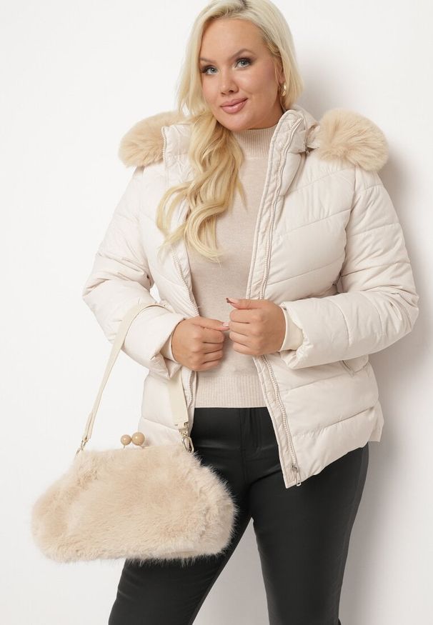 Born2be - Beżowa Pikowana Kurtka z Odpinanym Kapturem z Futerkiem Savessia. Okazja: na spacer. Kolekcja: plus size. Kolor: beżowy. Materiał: futro. Wzór: aplikacja. Styl: elegancki