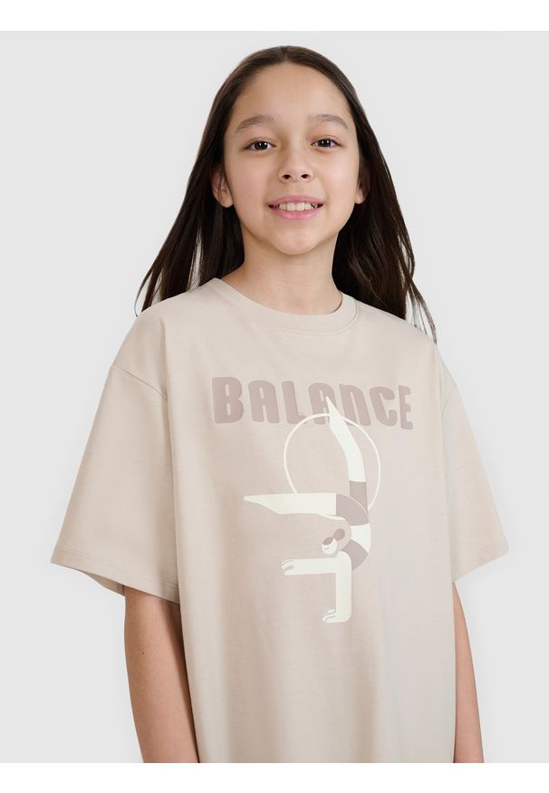 4f - 4F T-shirt oversize z nadrukiem dziewczęcy - beżowy 134 (8-9 lat). Okazja: na co dzień. Kolor: beżowy. Materiał: bawełna, materiał, jersey. Długość rękawa: krótki rękaw. Długość: krótkie. Wzór: nadruk. Sezon: lato. Styl: klasyczny, elegancki, sportowy, casual
