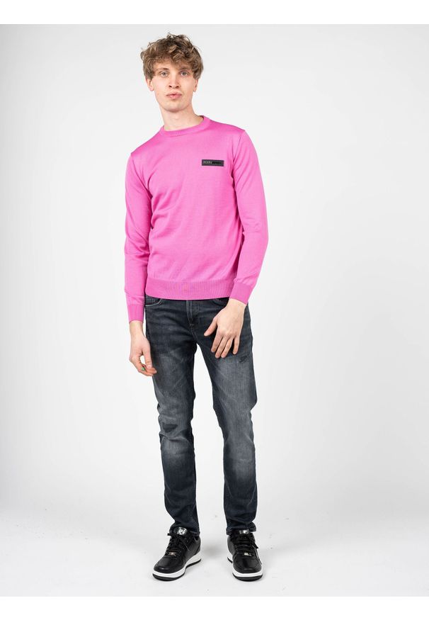 Plein Sport Sweter "Merino" | MPPS90148 | Mężczyzna | Różowy. Okazja: na co dzień. Kolor: różowy. Materiał: wełna. Wzór: aplikacja. Styl: sportowy