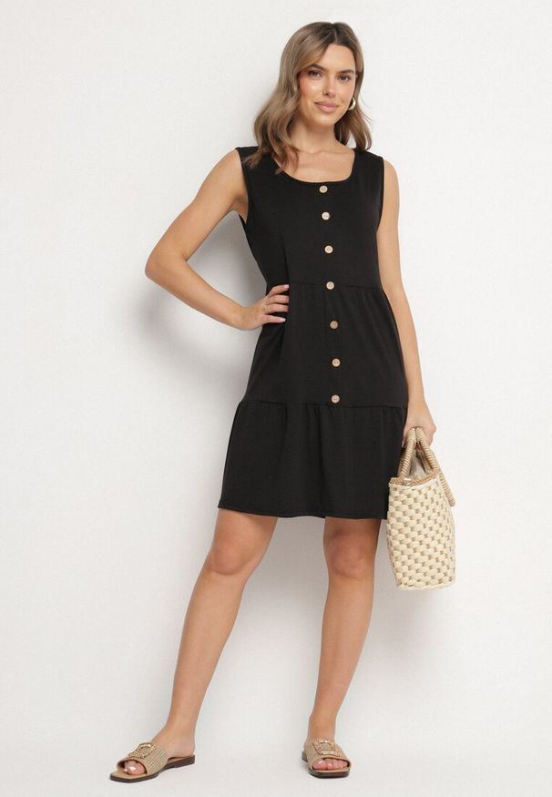 Born2be - Czarna Sukienka o Rozkloszowanym Kroju na Szerokich Ramiączkach z Guzikami Saniella. Okazja: na co dzień. Kolor: czarny. Długość rękawa: na ramiączkach. Typ sukienki: rozkloszowane. Styl: casual, elegancki, klasyczny