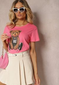 Renee - Różowy T-shirt Koszulka z Krótkim Rękawem z Bawełny Ozdobiona Nadrukiem Xanest. Okazja: na co dzień. Kolor: różowy. Materiał: bawełna. Długość rękawa: krótki rękaw. Długość: krótkie. Wzór: nadruk, aplikacja. Styl: casual #1