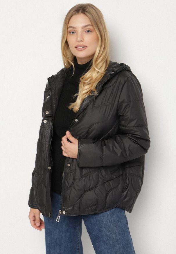 Born2be - Czarna Pikowana Kurtka Przejściowa o Klasycznym Kroju z Kapturem Tavitte. Okazja: na spacer, na co dzień. Typ kołnierza: kaptur. Kolekcja: plus size. Kolor: czarny. Materiał: poliester, jeans. Wzór: aplikacja. Styl: klasyczny