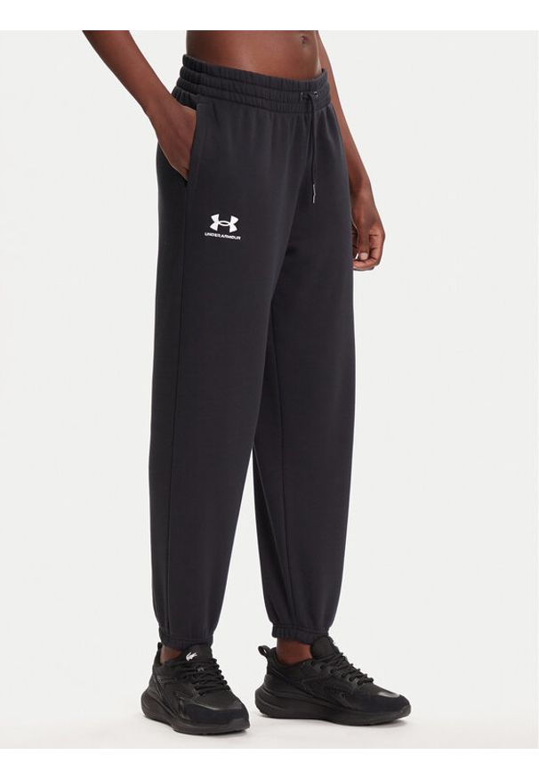 Under Armour Spodnie dresowe Essential Fleece Joggers 1373034 Czarny Regular Fit. Kolor: czarny. Materiał: dresówka, bawełna