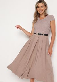 Born2be - Ciemnobeżowa Rozkloszowana Sukienka z Paskiem z Imitacji Skóry Drinna. Typ kołnierza: dekolt w kształcie V. Kolor: beżowy. Materiał: skóra. Długość rękawa: krótki rękaw. Wzór: aplikacja. Styl: elegancki #2