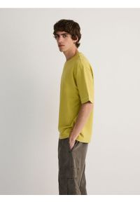 Reserved - Gładki T-shirt boxy - zielony. Kolor: zielony. Materiał: bawełna. Wzór: gładki