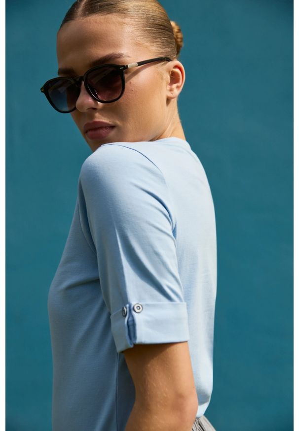 MOODO - Bawełniana bluzka błękitna. Kolor: niebieski. Materiał: bawełna