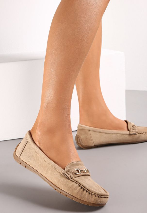 Born2be - Ciemnobeżowe Mokasyny z Imitacji Zamszu z Metalową Ozdobą Gelalline. Okazja: na spotkanie biznesowe. Kolor: beżowy. Materiał: zamsz. Wzór: aplikacja. Obcas: na obcasie. Styl: elegancki, biznesowy. Wysokość obcasa: niski