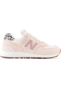 Buty damskie New Balance WL574XQ2 – różowe. Kolor: różowy. Materiał: guma, skóra, dresówka, bawełna, materiał, syntetyk. Szerokość cholewki: normalna. Model: New Balance 574