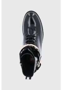 Love Moschino Botki skórzane damskie kolor czarny na płaskim obcasie. Nosek buta: okrągły. Zapięcie: sznurówki. Kolor: czarny. Materiał: skóra. Obcas: na obcasie. Wysokość obcasa: niski