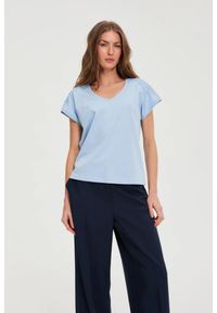 MOODO - Bluzka z koronką na rękawach błękitna. Kolor: niebieski. Materiał: koronka. Wzór: koronka #1