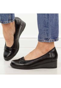 Czarne skórzane czółenka damskie na koturnie Vinceza 18136. Okazja: na co dzień. Nosek buta: okrągły. Kolor: czarny. Materiał: skóra. Szerokość cholewki: normalna. Sezon: wiosna, lato, jesień. Obcas: na koturnie. Styl: casual, klasyczny, elegancki #1