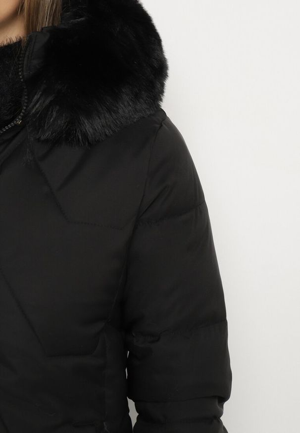 Born2be - Czarna Kurtka Pikowana o Długim Fasonie z Kapturem i Futrem Vertizola. Okazja: na spacer, na co dzień. Typ kołnierza: kaptur. Kolor: czarny. Materiał: futro. Długość: długie. Styl: elegancki, casual