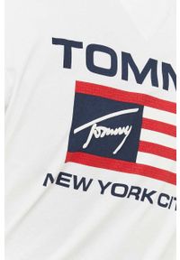 Tommy Jeans t-shirt bawełniany kolor biały wzorzysty. Kolor: biały. Materiał: bawełna. Długość rękawa: krótki rękaw. Długość: krótkie. Styl: klasyczny #5