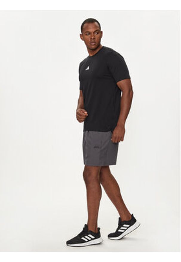 Adidas - adidas T-Shirt Workout Logo IT2124 Czarny Regular Fit. Kolor: czarny. Materiał: syntetyk, bawełna