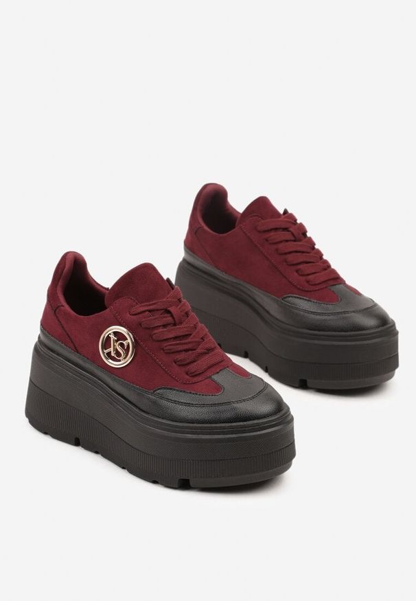 Born2be - Bordowe Sneakersy Vices na Platformie Zdobione Okrągłą Aplikacją Wodvire. Okazja: na spacer, na co dzień. Nosek buta: okrągły. Kolor: czerwony. Materiał: jeans. Szerokość cholewki: normalna. Wzór: aplikacja. Obcas: na platformie. Sport: turystyka piesza