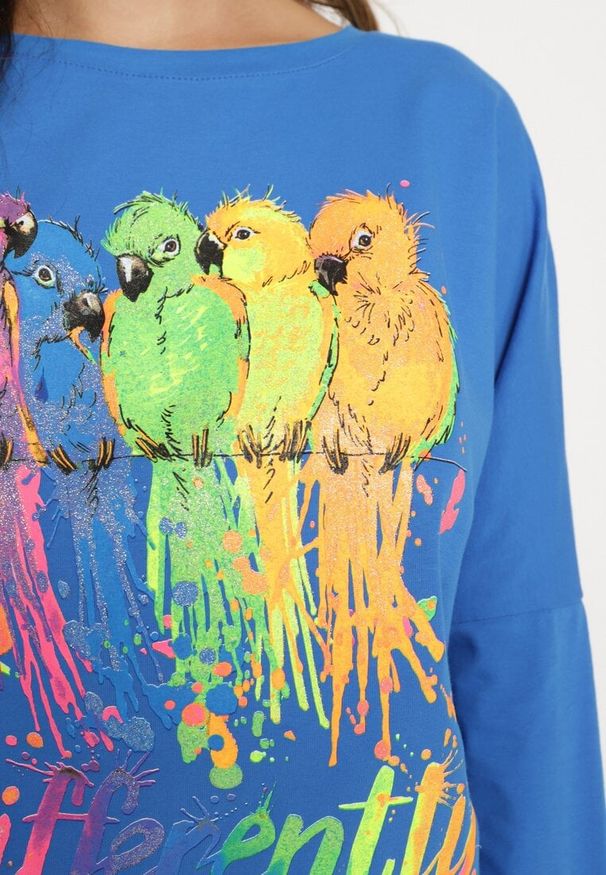 Born2be - Niebieska Bluzka Oversize z Bawełny z Kolorowym Nadrukiem i Brokatem Tailine. Kolor: niebieski. Materiał: bawełna. Wzór: kolorowy, nadruk