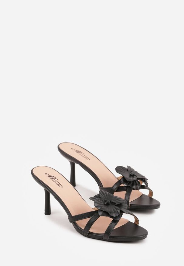 Renee - Czarne Klapki na Szpilce z Ozdobnym Kwiatkiem Brialora. Okazja: na co dzień. Kolor: czarny. Materiał: jeans. Wzór: kwiaty. Sezon: lato, wiosna. Obcas: na szpilce. Styl: casual