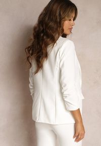 Renee - Biała Marynarka z Ozdobnymi Klapami i Marszczonymi Rękawami Elsituni. Kolor: biały. Materiał: jeans #5