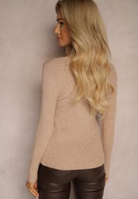 Renee - Ciemnobeżowy Sweter o Klasycznym Fasonie w Drobne Prążki Vorida. Typ kołnierza: dekolt w łódkę. Kolor: beżowy. Materiał: tkanina, jeans. Wzór: prążki. Styl: klasyczny